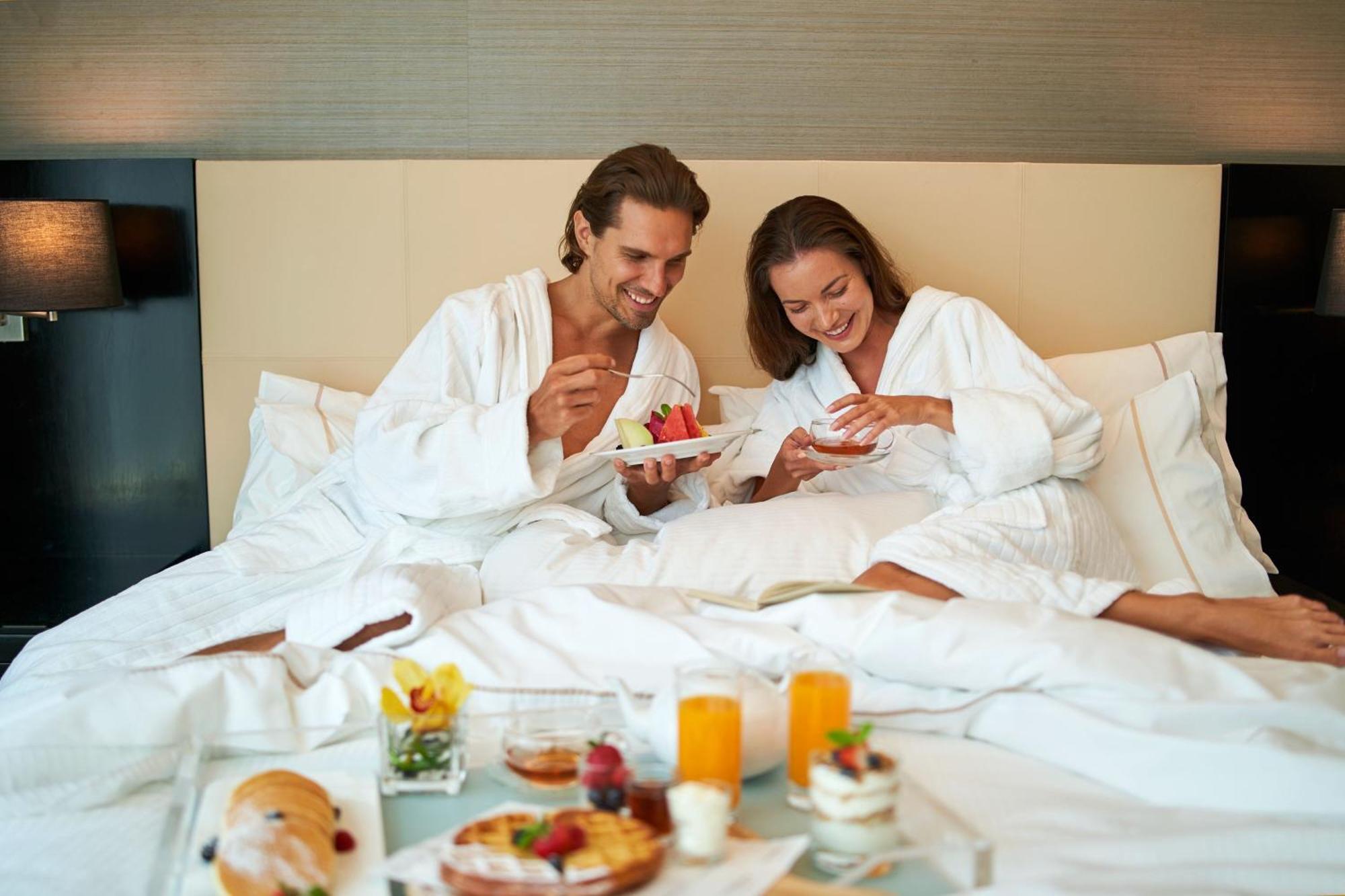 The Westin Kuala Lumpur Ξενοδοχείο Εξωτερικό φωτογραφία A couple in bathrobes