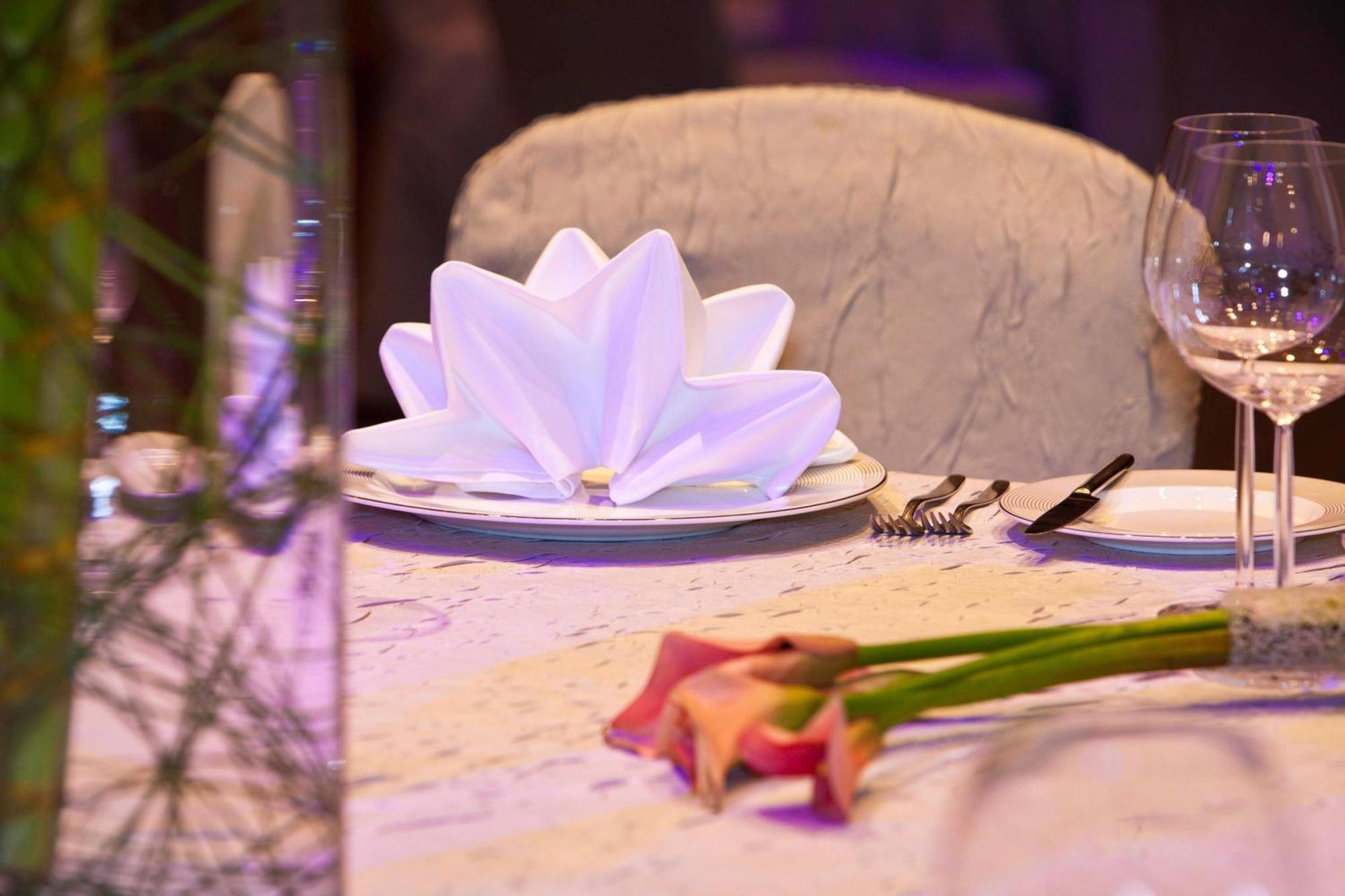 The Westin Kuala Lumpur Ξενοδοχείο Εξωτερικό φωτογραφία A lotus napkin fold
